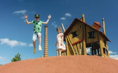 Barn som hoppar och leker i Hamnparken