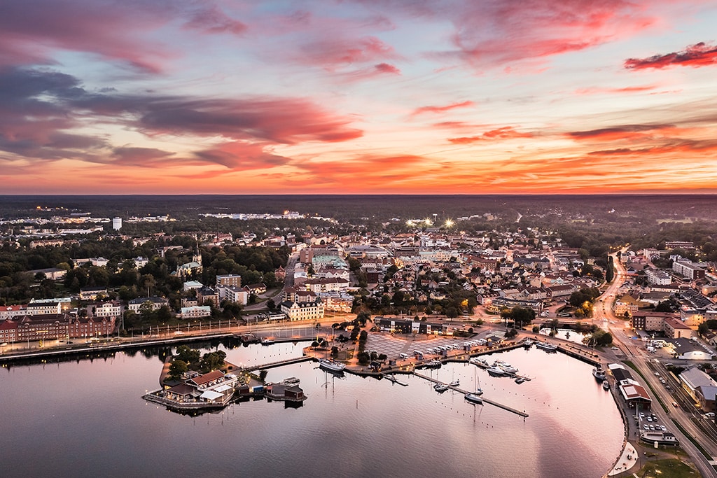 Vybild över Oskarshamns stad 
i kvällsljus, rosa himmel