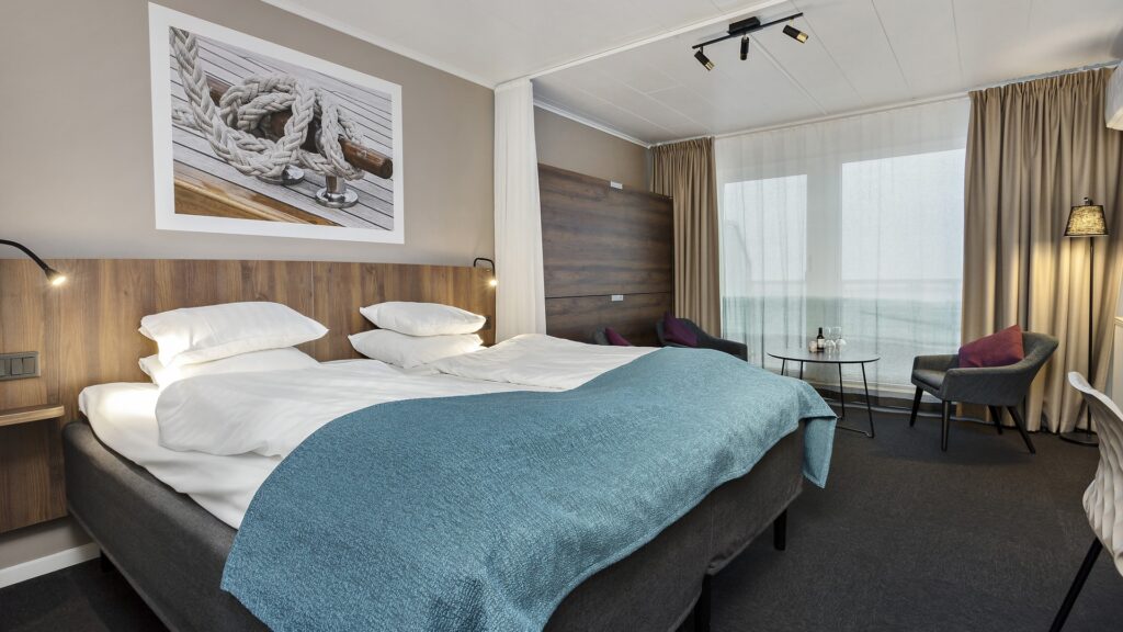 Ett vackert hotellrum med havsutsikt på Best Western Hotel Corallen i Oskarshamn.